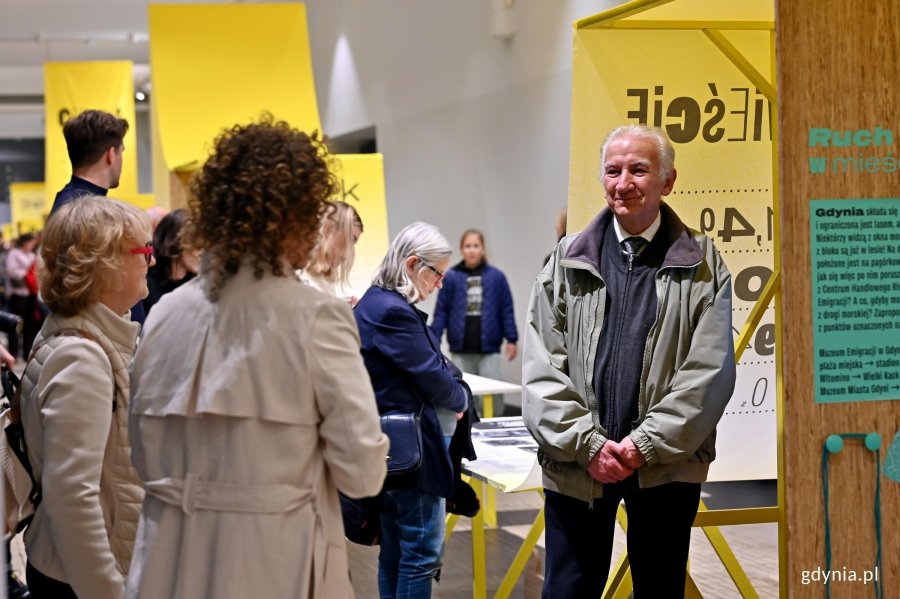 Uczestnicy wernisażu wystawy &bdquo;Gen 100 &ndash; gdyński kod wsp&oacute;lnoty&rdquo; oglądający ekspozycję w Muzeum Emigracji 