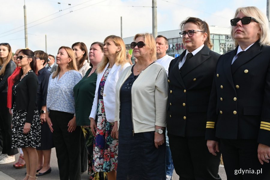 Uczestnicy uroczystości obserwujący podniesienie bandery na budynku Uniwersytetu Morskiego // fot. Magdalena Czernek