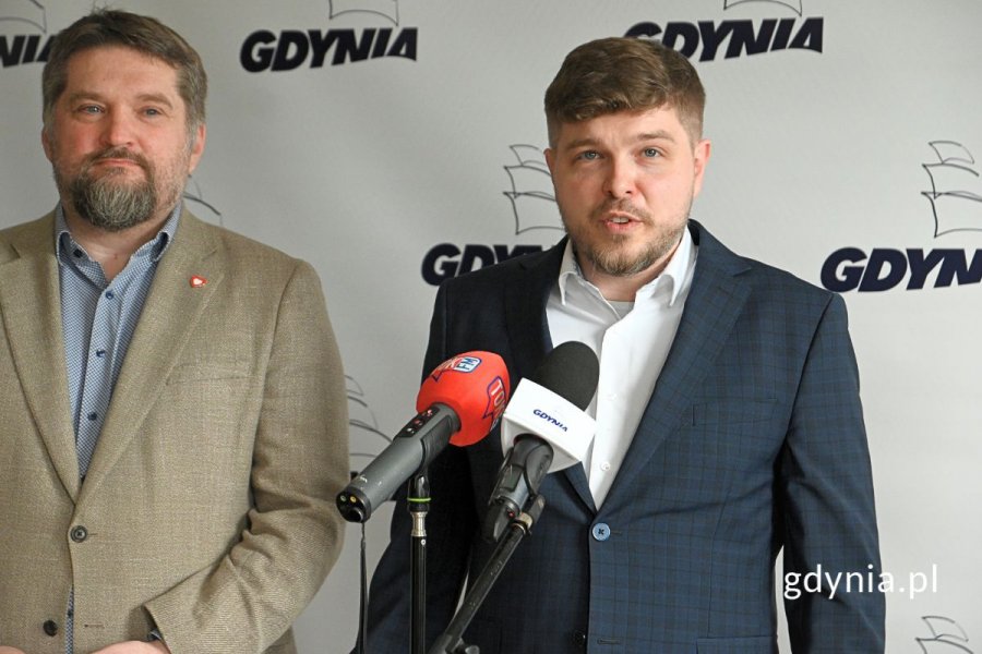 Od lewej: przewodniczący Rady Miasta Gdyni Tadeusz Szemiot oraz radny Gdyni, przewodniczący Komisji Kultury RMG Dominik Aziewicz stojący przed mikrofonem