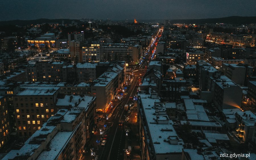 świąteczne iluminacje w mieście, widok z góry, ruch uliczny