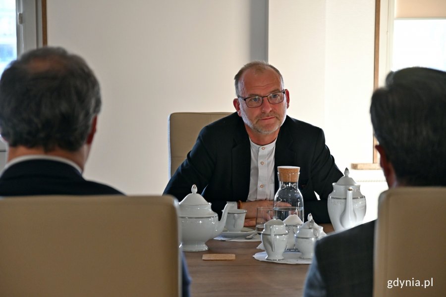 Wiceprezydent Gdyni Michał Guć podczas spotkania z Samvelem Mkrtchianem - ambasadorem Republiki Armenii w Polsce, które odbyło się w Urzędzie Miasta Gdyni // fot. Magdalena Czernek