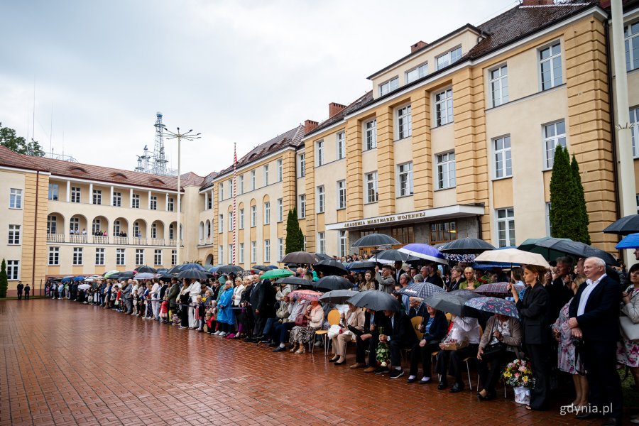 Uroczystość promocji na stopnie oficerskie dla absolwentów kursów oficerskich na Akademii Marynarki Wojennej w Gdyni (fot. Kamil Złoch)