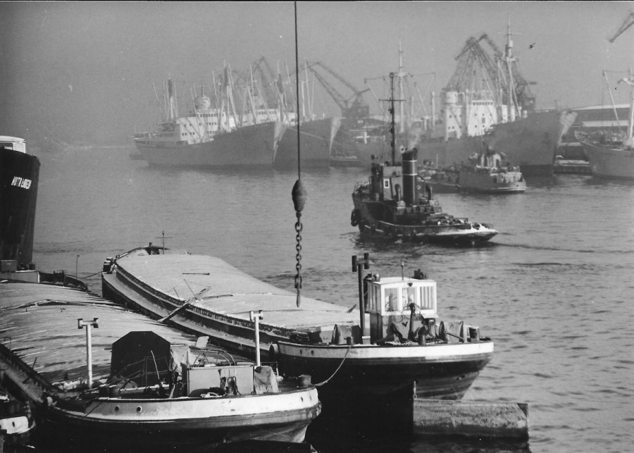 Szlak Legendy Morskiej Gdyni - zdjęcia archiwalne - Barki w porcie