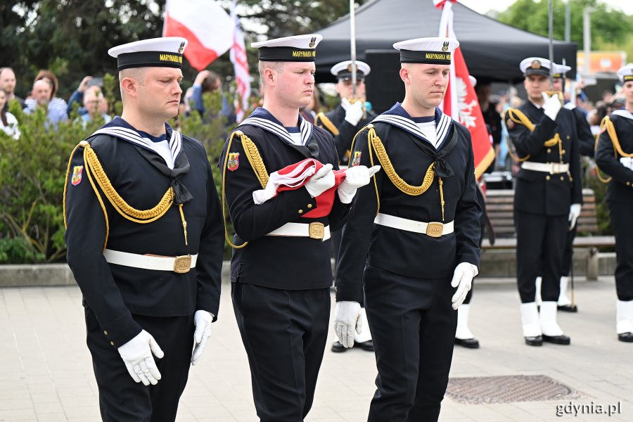 Żołnierze Marynarki Wojennej niosący flagę państwową (fot. Michał Puszczewicz)