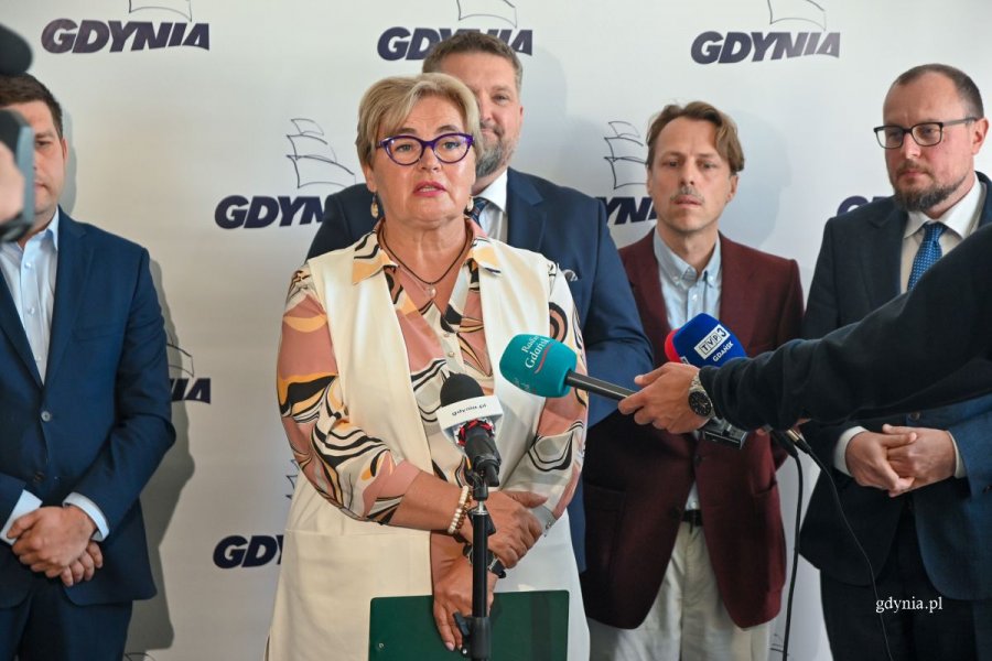 Konferencja prasowa. Przemawia Teresa Bysewska, przewodnicząca komisji sportu Rady Miasta Gdyni.