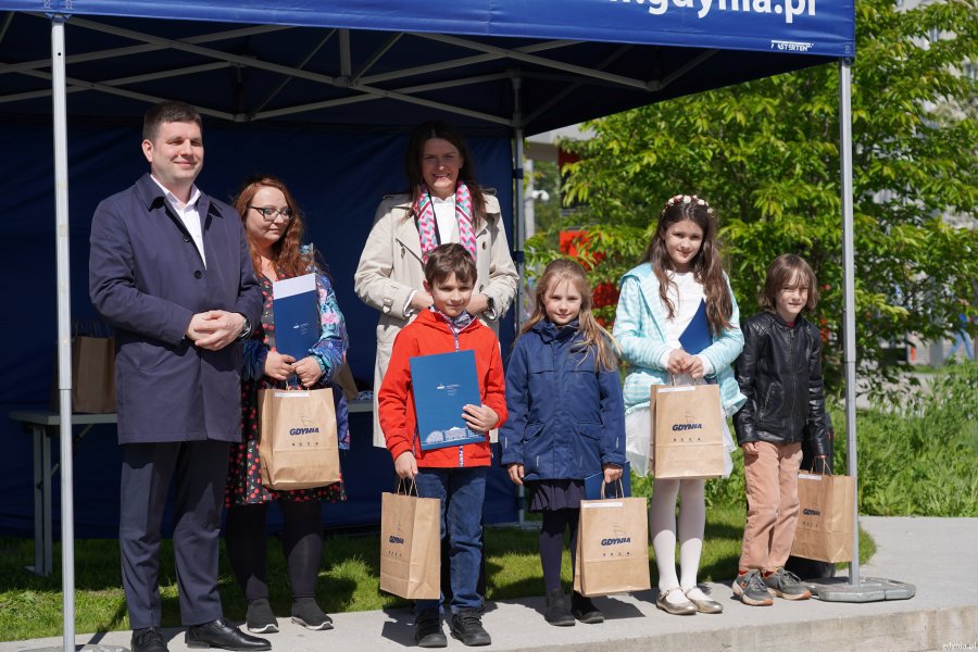 Tegoroczni laureaci w towarzystwie wiceprezydenta Macieja Zielonki i wiceprzewodniczącej Marioli Śrubarczyk-Cichowskiej