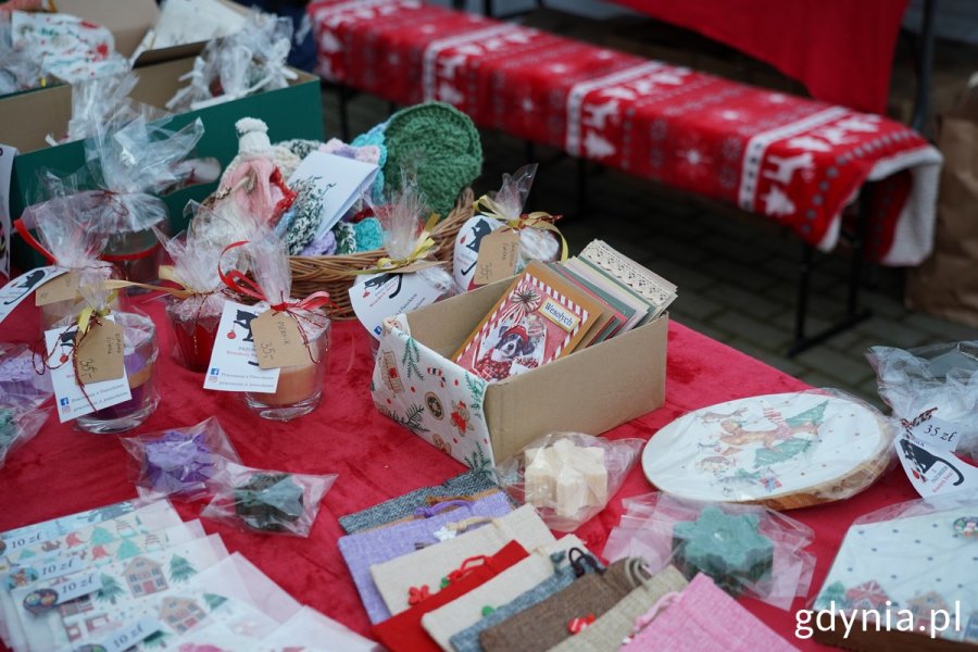 Kiermasz rękodzieła: zakładki, ozdoby świąteczne, podkładki i kartki