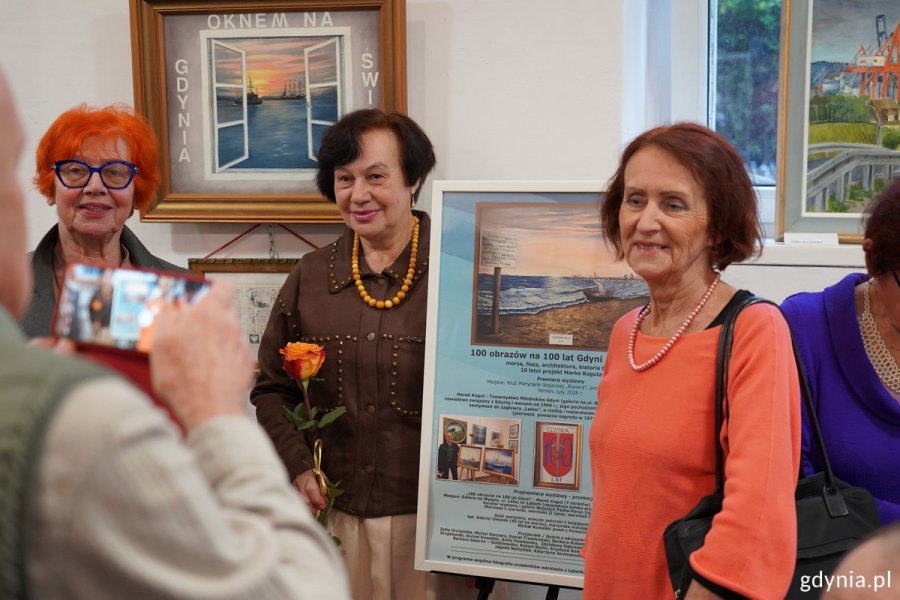 Uczestnicy wystawy prac Marka Koguta „Sto obrazów na 100 lat Gdyni” w Towarzystwie Miłośników Gdyni 