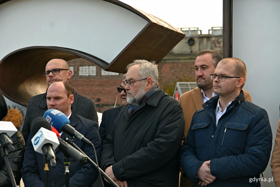 Wiceprezydenci Gdyni Bartłomiej Austen i Tomasz Augustyniak wraz z posłami i innymi pomorskimi samorządowcami Parlamentarzyści i samorządowcy z Pomorza podczas briefingu na temat ustawy metropolitalnej