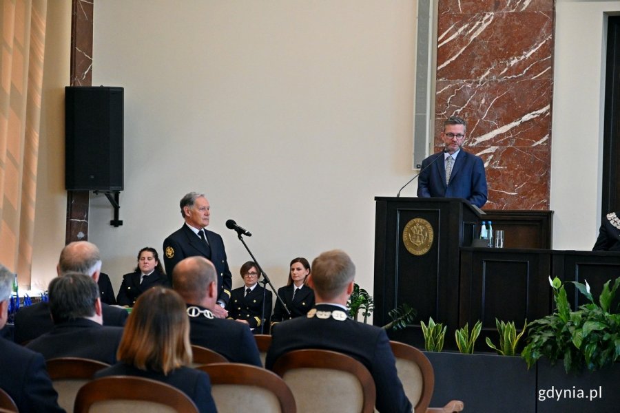 Grzegorz Witkowski, podsekretarz stanu w Ministerstwie Infrastruktury przemawia podczas uroczystego posiedzenia senatu Uniwersytetu Morskiego z okazji święta szkoły // fot. Magdalena Czernek