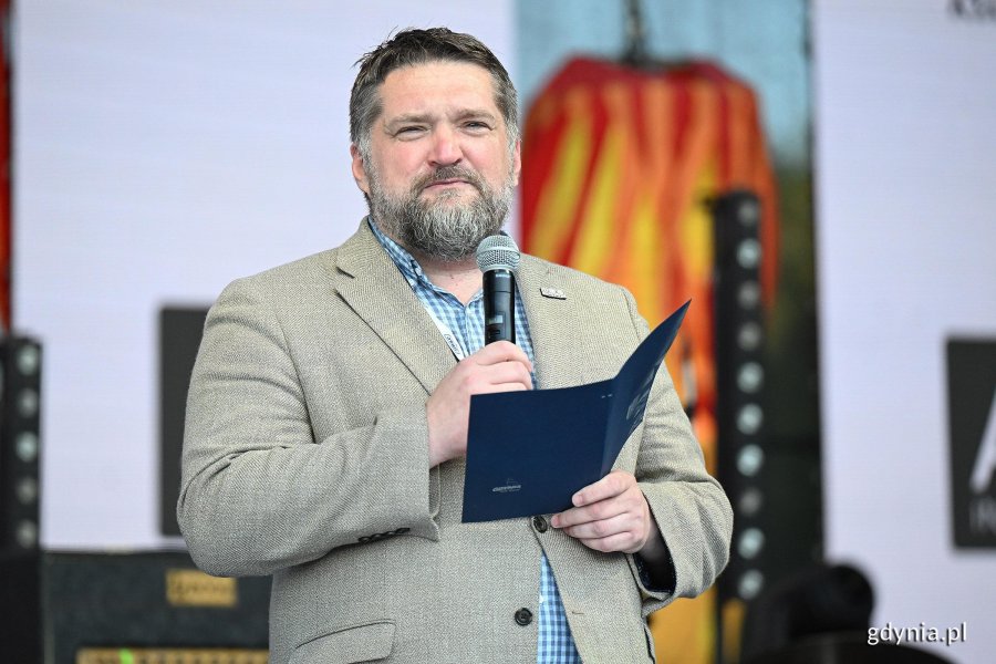 Tadeusz Szemiot &ndash; przewodniczący Rady Miasta Gdyni przemawiający przed koncertem &bdquo;Cztery żywioły&rdquo; na Bulwarze Nadmorskim 