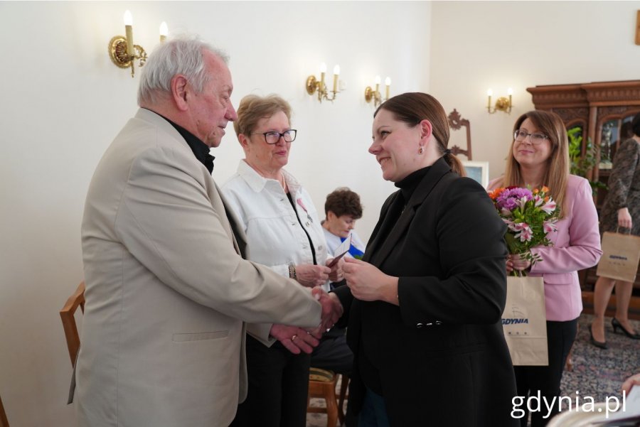 Prezydent Gdyni Aleksandra Kosiorek podczas wręczania medalu jednej z par 