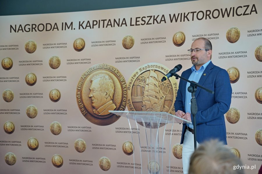 kpt. Michał Bielski, laureat Nagrody im. Kapitana Leszka Wiktorowicza, przemawiający podczas gali 