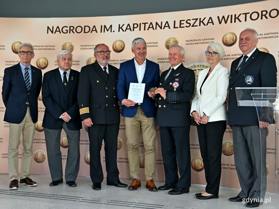 Od prawej: Marek Padjas z Bractwa Kaphornowców, Joanna Zielińska - radna Gdyni, Janusz Taber - sekretarz generalny Polskiego Związku Żeglarskiego, Tomasz Chamera - prezes Polskiego Związku Żeglarskiego, kpt. ż. w. Mariusz Wiktorowicz – syn kapitana Wiktorowicza i przewodniczący kapituły, Marek Brągoszewski z Bractwa Kaphornowców oraz Waldemar Heflich z Press Clubu Polska podczas gali wręczenia Nagrody im. Kapitana Leszka Wiktorowicza