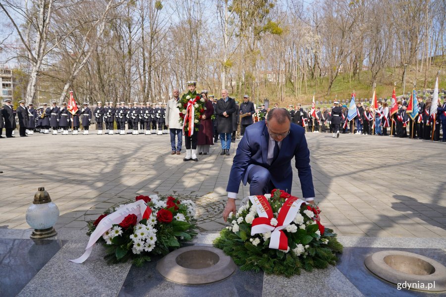 Wicewojewoda pomorski Emil Rojek składający kwiaty podczas uroczystości z okazji Dnia Pamięci Ofiar Zbrodni Katyńskiej na Cmentarzu Wojennym w Redłowie 