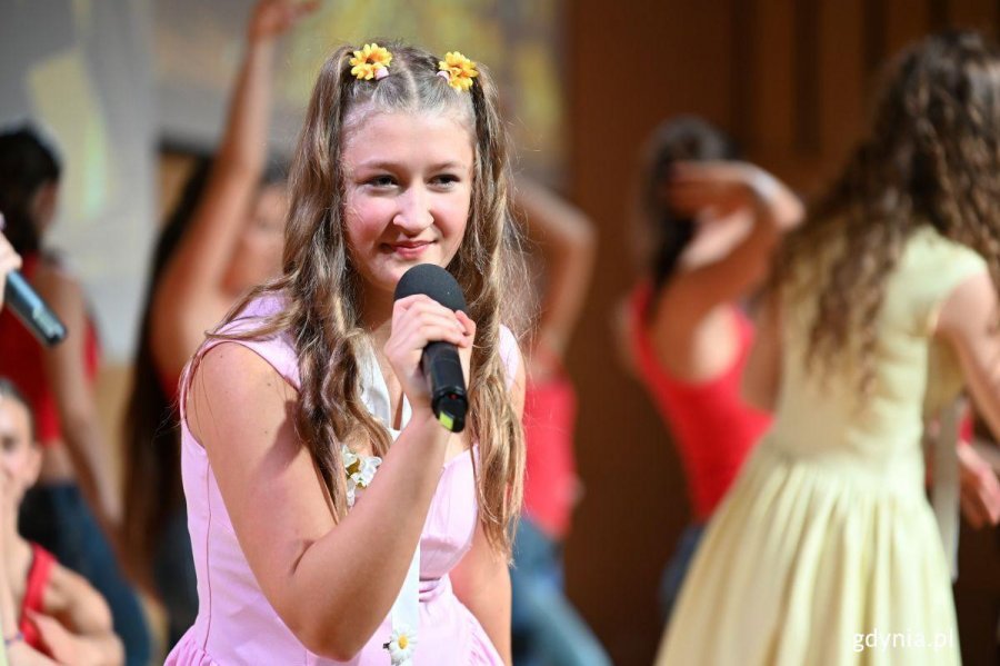 Artystki z Młodzieżowego Domu Kultury w Gdyni w trakcie występu w Dniu Edukacji Narodowej