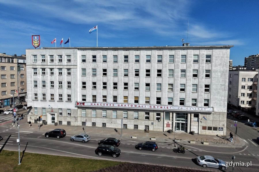 Na maszcie flagowym Urzędu Miasta załopotała kopia oryginalnej bandery z pierwszego, jeszcze drewnianego, przedwojennego żaglowca &bdquo;Zawisza Czarny&rdquo;. Na budynku magistratu pojawił się r&oacute;wnież baner z hasłem: &bdquo;Harcerze uratowali Gdynię &ndash; 28.03.1945&rdquo; (fot. Michał Puszczewicz)