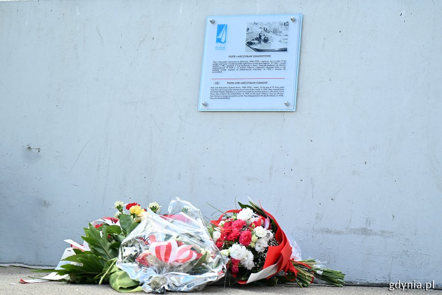 Wiązanki kwiatów złożone pod tablicą poświęconą Piotrowi i Mieczysławowi Ejsmontom w alei Żeglarstwa Polskiego