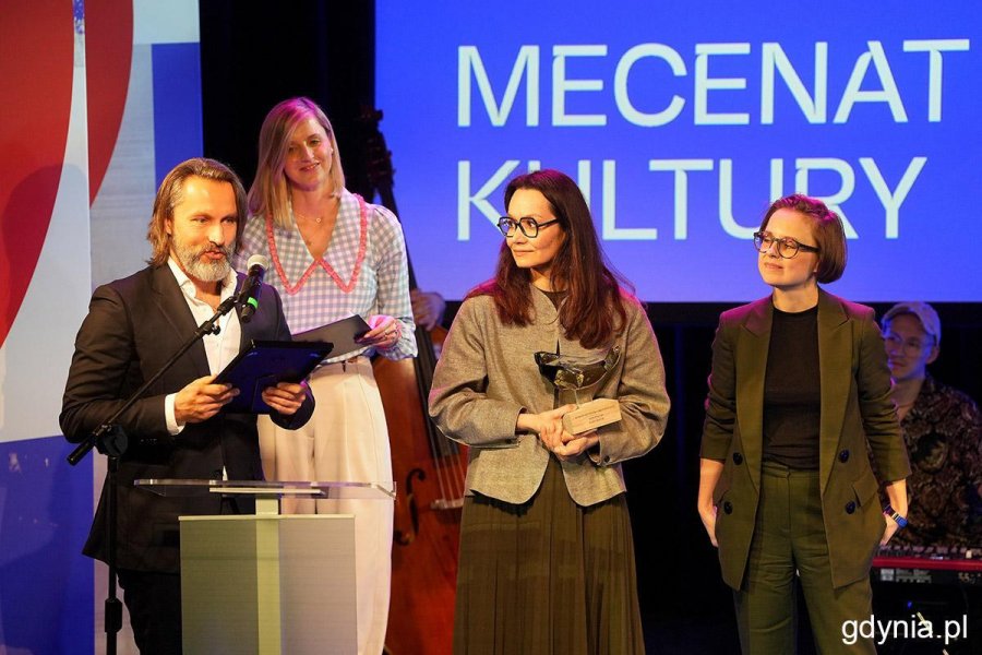 Na scenie przedstawiciele firmy INVEST KOMFORT, laureata w kategorii &bdquo;Mecenat kultury&rdquo; 
