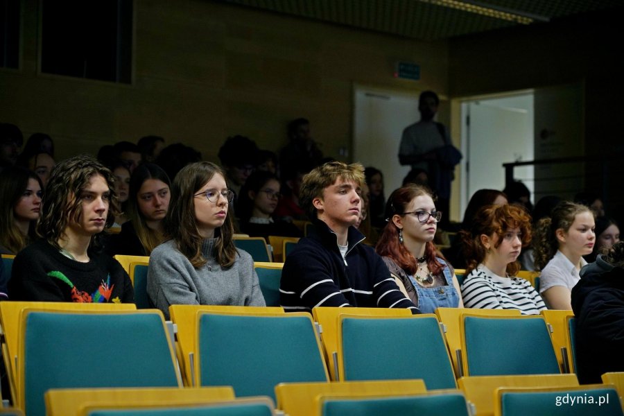 Młodzież z gdyńskich szk&oacute;ł podczas debaty &bdquo;Poza schematami&rdquo; 