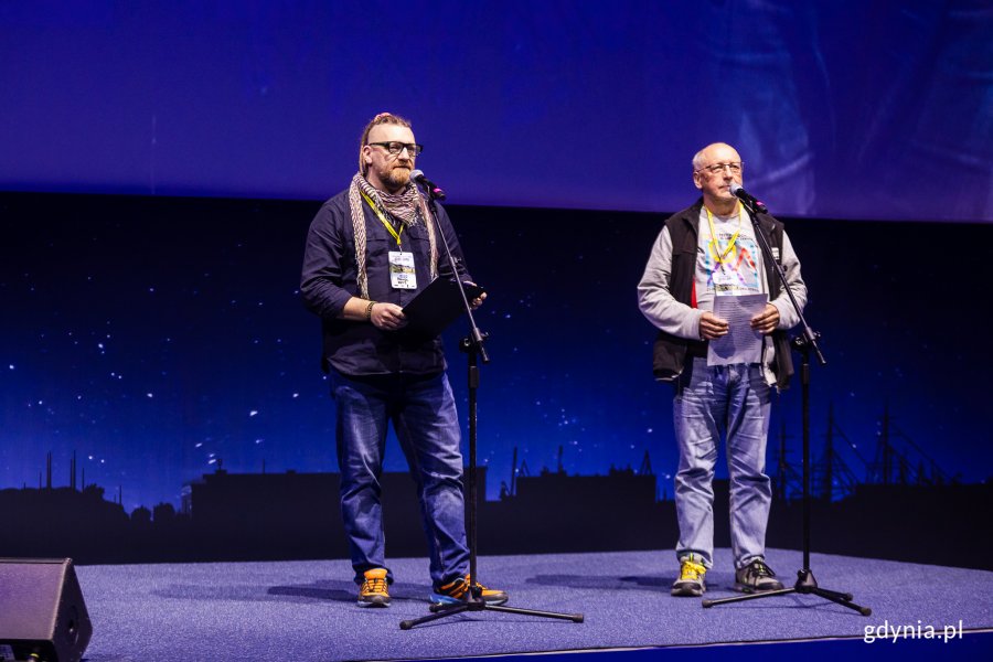Nagrodę od dziennikarzy wręczyli Paweł Kunz i Krzysztof Nepelski z RMF (fot. Karol Stańczak)