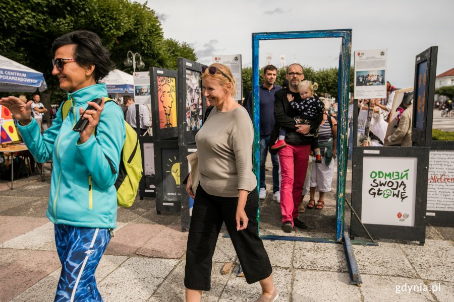 Uczestnicy Festynu Tolerancji przechodzą przez Drzwi do Tolerancji // fot. Karol Stańczak