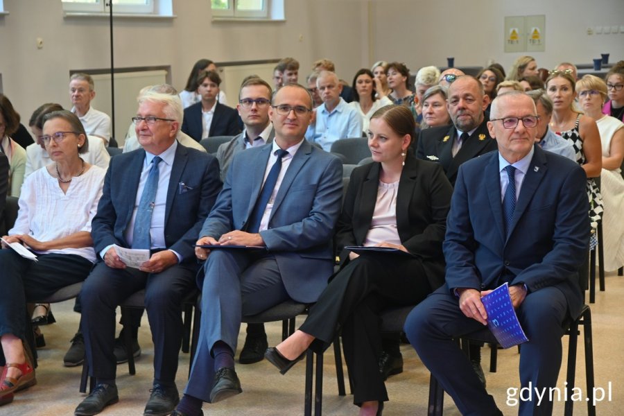 Na zdj. m.in. prezydent Aleksandra Kosiorek, dyrektor III LO Wiesław Kosakowski i wicewojewoda pomorski Emil Rojek