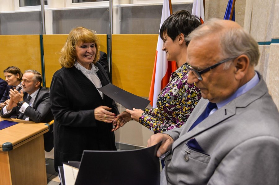 Ewa Krym odbiera zaświadczenie o wyborze na radnego // fot. Przemysław Świderski