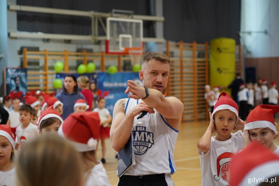 Prowadzący mikołajki Kacper „Kacpa” Lachowicz wśród dzieci