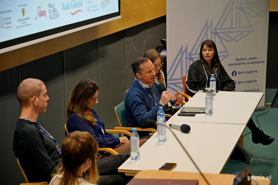 Od lewej: Tymoteusz Drzeżdżon, Monika Rudnik, Krzysztof Tokarski, Ewa Bielak i Julia Tymańska podczas debaty &bdquo;Poza schematami&rdquo; 