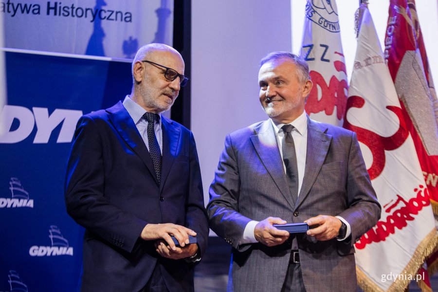 Od prawej: Prezydent Wojciech Szczurek i Andrzej Kołodziej - prezes Fundacji Pomorska Inicjatywa Historyczna w sali koncertowej Zarządu Morskiego Portu Gdynia podczas uroczystości z okazji 43. rocznicy strajków sierpniowych i podpisania porozumień sierpniowych // fot. Karol Stańczak