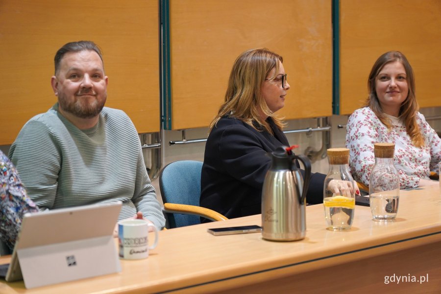 Na zdjęciu (od lewej): radny Łukasz Strzałkowski, wiceprezydentka Oktawia Gorzeńska, radna Natalia Kłopotek-Gł&oacute;wczewska (fot. Karolina Szypelt)