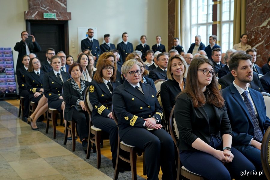 Uczestnicy posiedzenia senatu z okazji święta Uniwersytetu Morskiego zgromadzeni w auli 