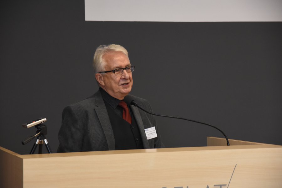 prof. Edmund Wittbrodt - przewodniczący Komisji Nauk Kosmicznych Polskiej Akademii Nauk przemiawiał podczas konferencji // fot. Jan Ziarnicki