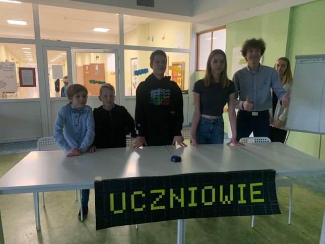 Familiada-relacjonada i drużyna uczniów // fot. ZSP nr 2