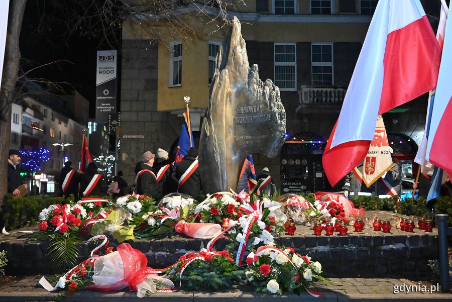 Pomnik Ofiar Terroru Komunistycznego wypełniony kwiatami i zniczami podczas obchodów 42. rocznicy wprowadzenia stanu wojennego 