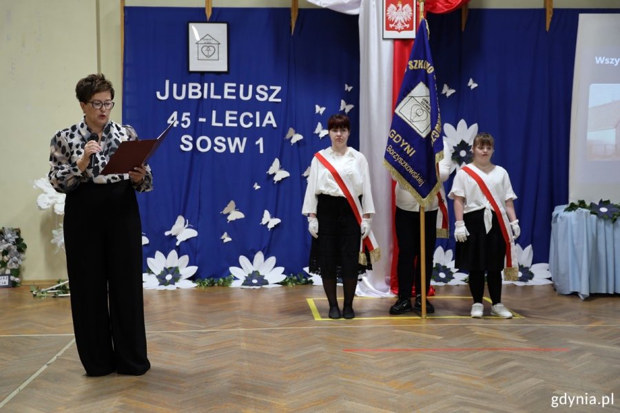 dyrektorka SOSW nr 1 Alicja Spica oraz poczet sztandarowy