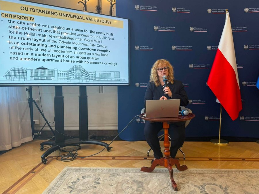 Dr Joanna Leman, kierowniczka Referatu Wsp&oacute;łpracy z Zagranicą Urzędu Miasta Gdyni podczas briefingu w Warszawie