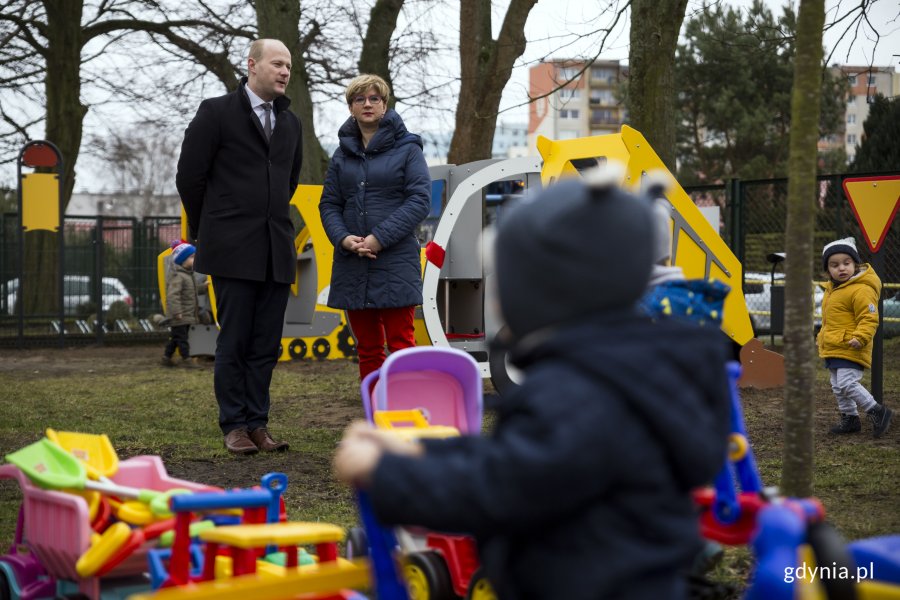 Otwarcie nowego placu zabaw w żłobku "Koniczynka" na Witominie.Bartosz Bartoszewicz, wiceprezydent Gdyni ds. jakości życia oraz Agnieszka Welfle-Pobłocka, dyrektorka placówki. fot. Przemysław Kozłowski