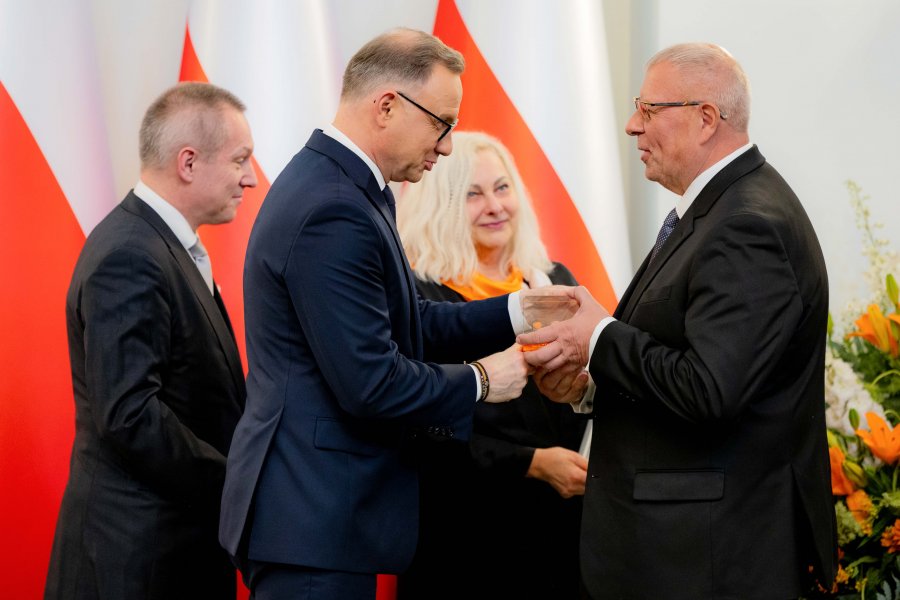 Na zdjęciu: prezydent Andrzej Duda wręczający nagrodę prezesowi Agencji Rozwoju Gdyni Markosowi Pagudisowi (fot. Gala wręczenia nagród odbyła się w Pałacu Prezydenckim (fot. Marta Kuśmierz/Integracja)