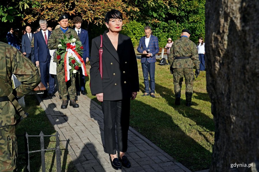Beata Koniarska &ndash; radna Sejmiku Wojew&oacute;dztwa Pomorskiego składająca kwiaty pod Obeliskiem Obrońc&oacute;w Kępy Oksywskiej podczas uroczystości z okazji 87. rocznicy zakończenia walk w obronie Kępy Oksywskiej 