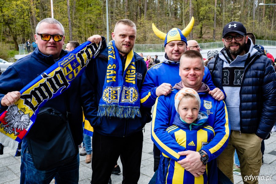 // fot. Dawid Linkowski. Kibice pod stadionem miejskim