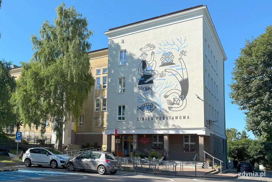 Widok budynku Zespolu Szkół Ogólnokształcących nr 6 w Gdyni z grafiti na fasadzie