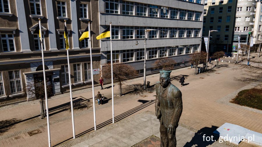 W Dniu Jedności Kaszubów Gdynia mieni się czarno-złotymi barwami – flagi dumnie powiewają na Placu Kaszubskim i wzdłuż Świętojańskiej, symbolizując kaszubską tożsamość miasta. (fot. Michał Sałata)