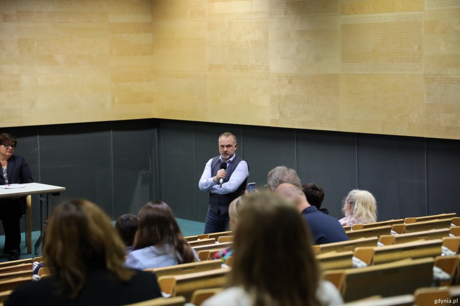 Z mikrofonem Maciej Warszakowski, zastępca dyrektora Laboratorium Innowacji Społecznych