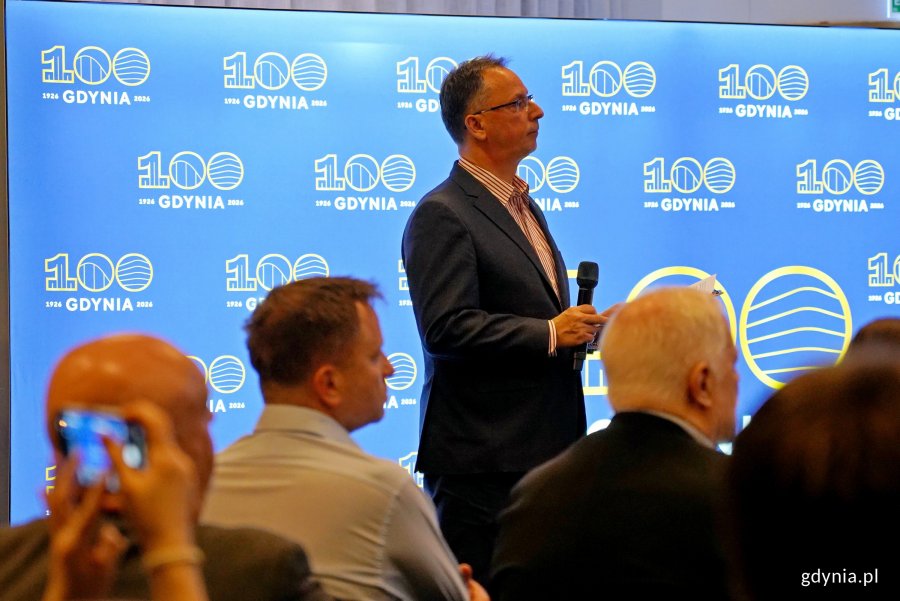 Tomasz Złotoś, rzecznik prasowy Urzędu Miasta Gdyni i prowadzący spotkanie Komitetu Honorowego Obchodów 100-lecia Gdyni 