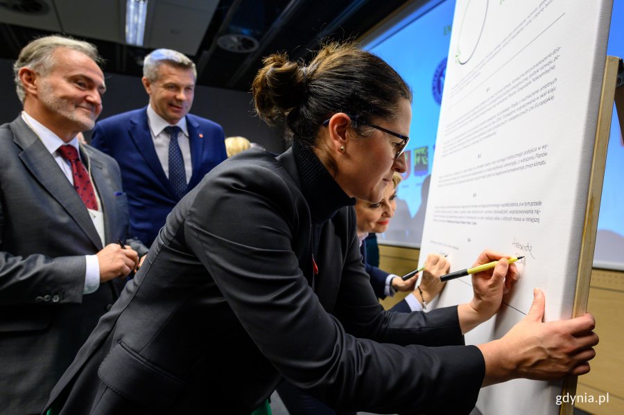 Prezydent Gdańska Aleksandra Dulkiewicz podpisuje Deklarację o wspólpracy klimatycznej polskich miast i gmin // fot. Dawid Linkowski
