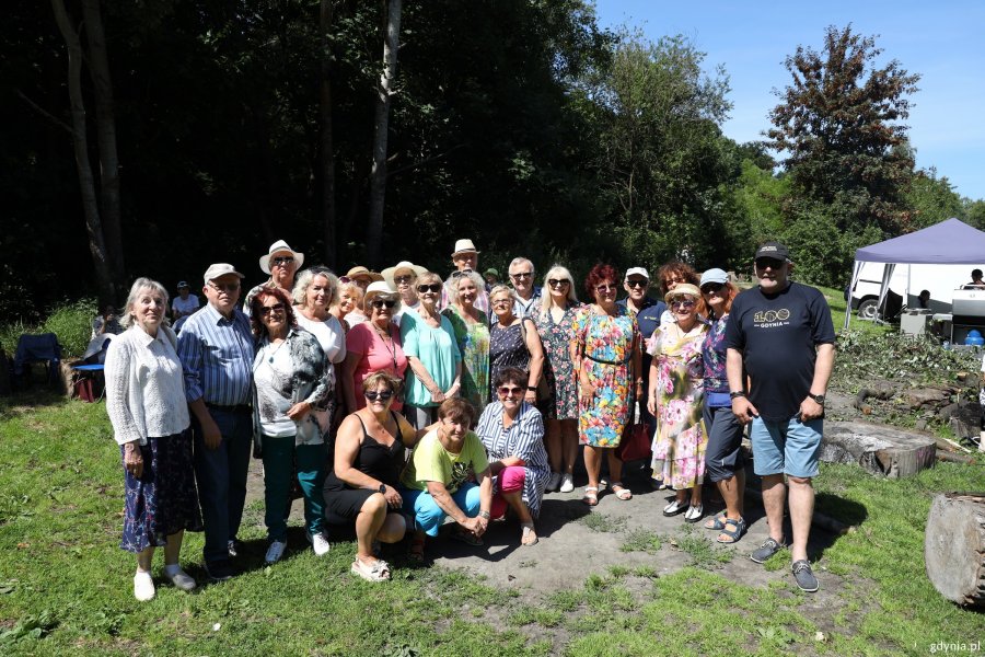 Uczestnicy pikniku dla senior&oacute;w na Polance Redłowskiej na zdjęciu grupowym