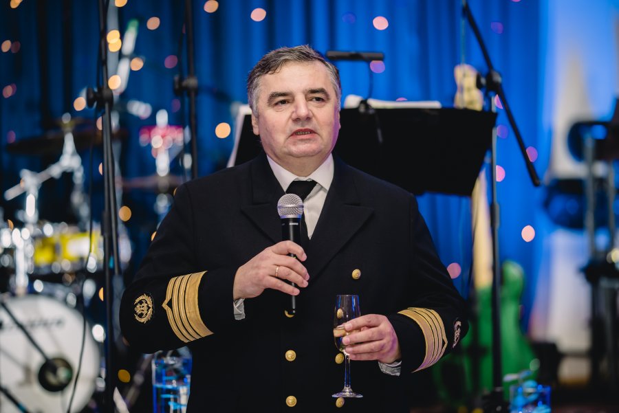 na zdjęciu mężczyzna przy mikrofonie