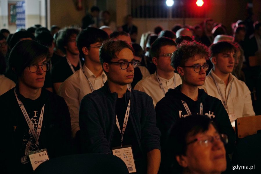 Uczestnicy olimpiady zgromadzeni w auli podczas otwarcia finału XLIX Og&oacute;lnopolskiej Olimpiady Wiedzy Elektrycznej i Elektronicznej 